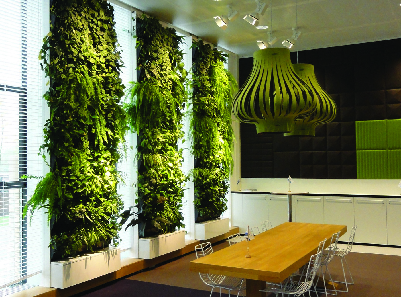 The natural walls at Volker Wessels Acadamy in Amersfoort by Zuidkoop Natural Projects