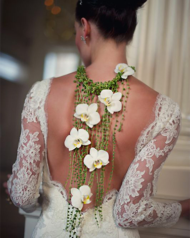 Phalaenopsis necklace as alternative wedding bouquet