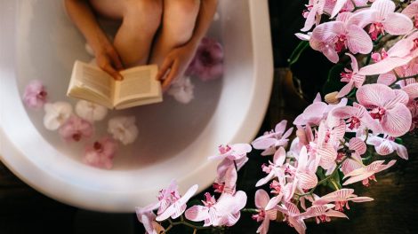 Create a relaxing moment for yourself with flowers and plants